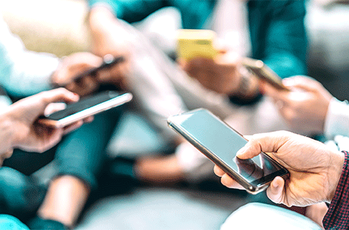Des personnes utilisent leur smartphone en groupe