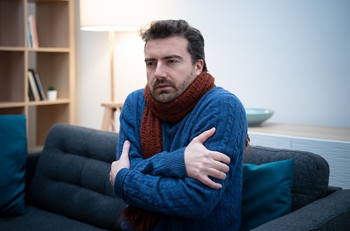 Homme ayant froid chez lui