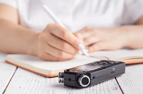 Le dictaphone numérique est encore très utilisé Un dictaphone posé sur un bureau