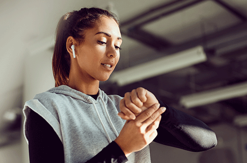 Une femme fait du sport avec ses écouteurs sans fils