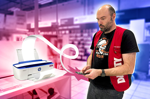 Vendeur Darty envoyant une impression depuis son smartphone vers une imprimante