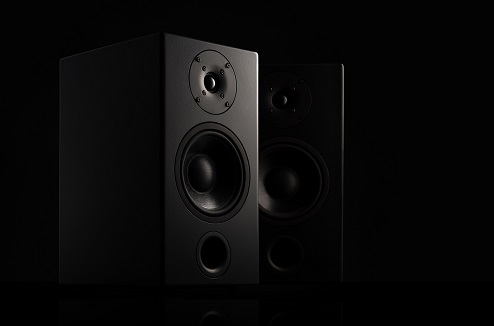 Les enceintes hifi sont un maillon essentiel de la chaîne haute fidélité hifi 2 enceintes hifi sur fond noir