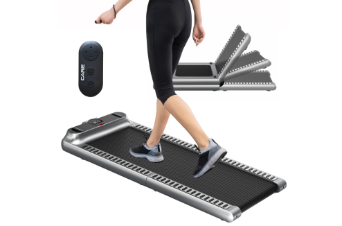 Le tapis de marche Care Fitness CT-910 est pliable pour un rangement facile Une femme en tenue de sport évolue sur un tapis de marche