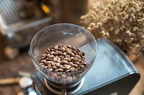 Comment bien utiliser votre machine à café avec broyeur pour obtenir un café exquis 