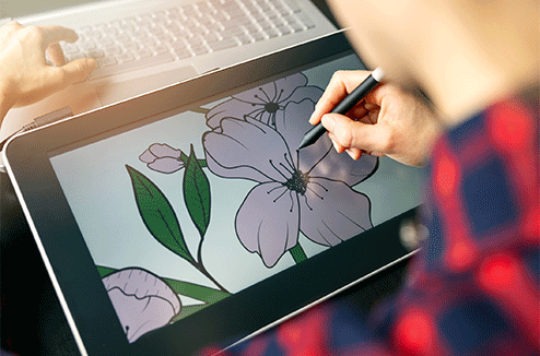 Une personne utilisant sa tablette graphique