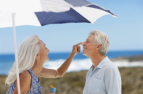 Un couple sous un parasol