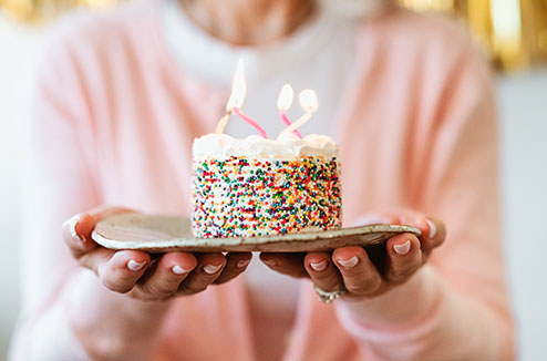 Notre recette : un gâteau d'anniversaire avec perles multicolores pour 6 personnes !