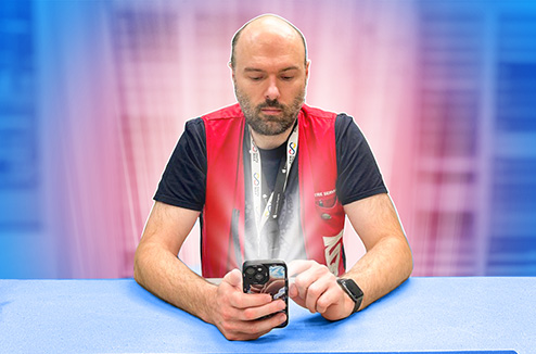Vendeur Darty tient un smartphone dans sa main droite