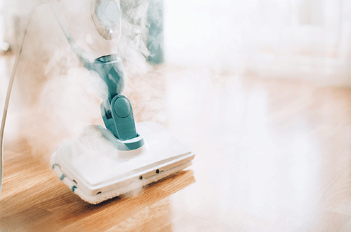 Un nettoyeur vapeur utilisé sur du parquet