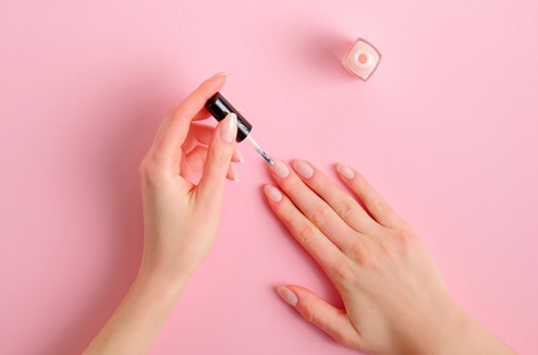 Manucure-pédicure : cette erreur qui empêche votre vernis de tenir longtemps