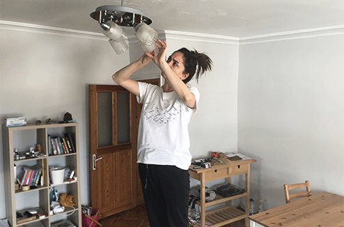 Nettoyer ses luminaires est crucial pour votre sécurité et leur fonctionnement Une femme nettoie son lustre