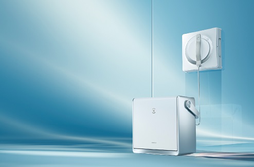 L'aspirateur Winbot W2 fonctionne sur une batterie déportée Aspirateur lave-vitre Winbot W2 sur vitre avec fond bleu