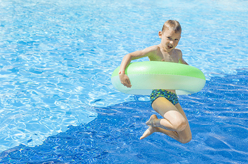 Prévention noyade piscine : les gestes et équipements qui sauvent