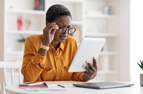 femme agacée par sa tablette qui ne fonctionne pas