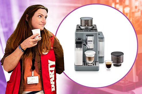 La Delonghi Riviela apporte une innovation pratique avec son double réservoir amovible Vendeuse Darty dégustant un café devant une Delonghi Riviela