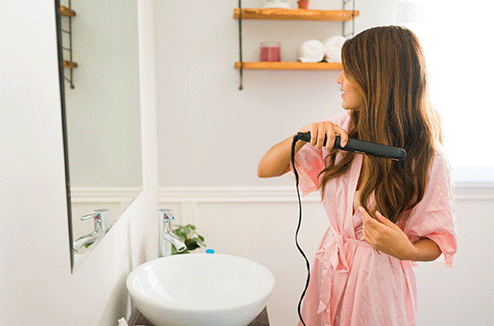 Lisseur, fer à boucler ou à friser, brosse soufflante... comment bien nettoyer et entretenir ses appareils de coiffure ?