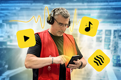 Vendeur Darty écoutant de la musique sur son smartphone