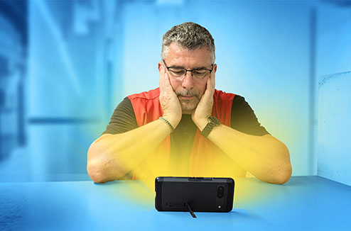 Vendeur Darty visionannt une vidéo sur un smartphone