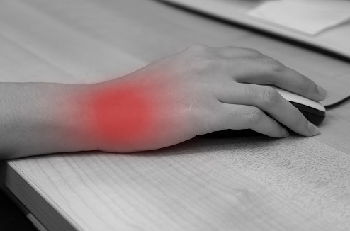 Crampes, tendinites, troubles musculo–squelettiques (TMS)… dites stop à la douleur avec les souris et claviers ergonomiques ! 