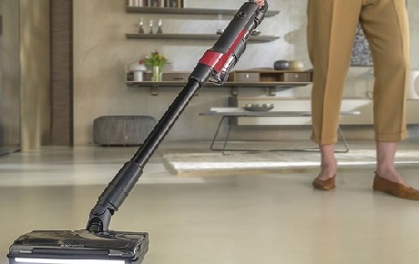 Jeune femme utilisant son aspirateur balai Hoover HF2