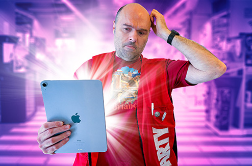 Vendeur Darty tient un iPad dans sa main