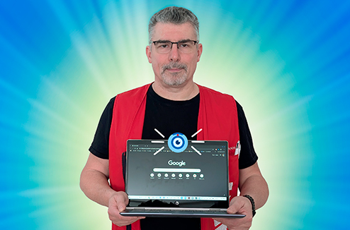 Vendeur Darty tenant un pc portable dans ses mains