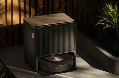 En quête d'un aspirateur robot efficace et autonome ! le irobot roomba combo 10 max et sa base dans un intérieur sombre