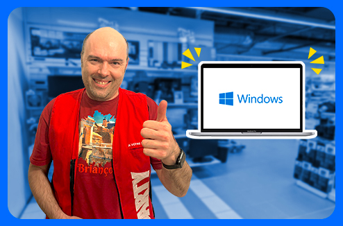 Vendeur Darty debout à côté d'un PC sous Windows