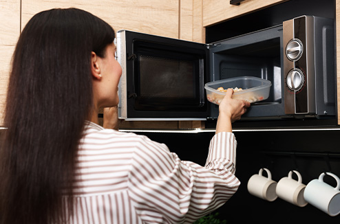 Micro-ondes : voici les 11 erreurs les plus courantes à bannir