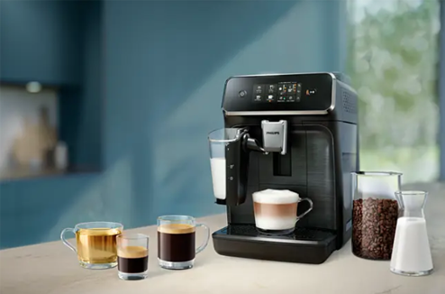 La Cafetière Philips EP2334/10 Série 2300 LatteGo est un des modèles de broyeur automatique Cafetière Philips EP2334/10 Série 2300 LatteGo avec plusieurs tasses de café sur un fond de cuisine bleue