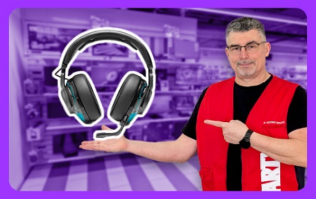 Un vendeur Darty montre un casque gaming situé sur sa gauche