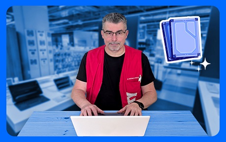 Un vendeur darty se tient à côté d'un disque dur