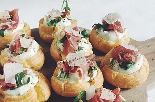 Petits choux fourrés à crème Chantilly de pesto, chiffonnade de jambon de Parme, roquette et copeaux de parmesan