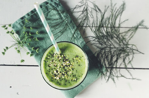 Smoothie bananes, ananas, eau de coco, flocons d’avoine et épinard