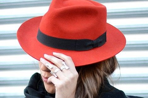 Mode : comment intégrer de la couleur dans un look d’hiver ?