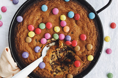 Cookie géant aux pépites de chocolat et Smarties