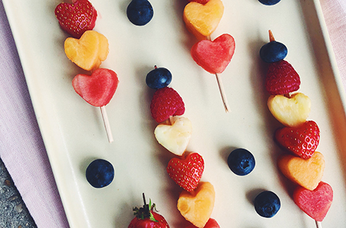 Les brochettes de fruits en forme de cœurs 