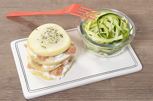 Millefeuille de pomme au saumon et chèvre accompagné de tagliatelles de courgettes