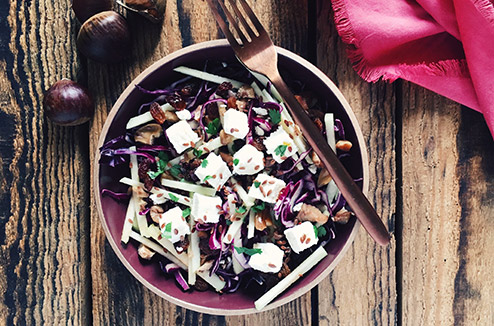 Salade de chou rouge, à la pomme, à la féta, aux châtaignes et aux raisins secs