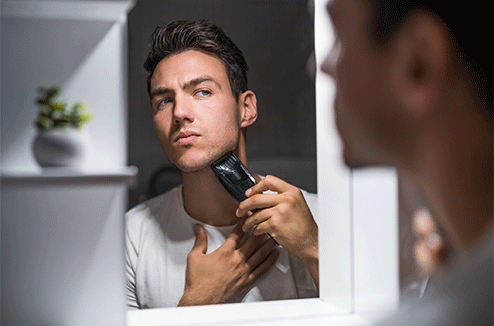 Entretenir sa tondeuse est crucial pour son bon fonctionnement Un homme tond sa barbe