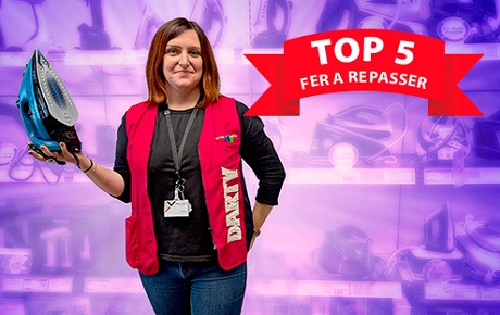 Vendeuse Darty tient un fer à repasser dans ses mains