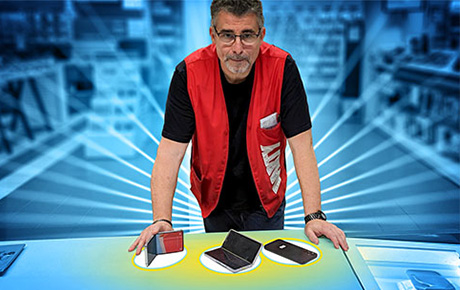 Benjamin de Darty Nation devant des smartphones samsung