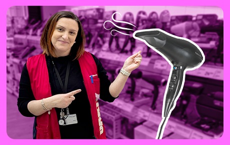 Vendeuse darty montre un sèche-cheveux