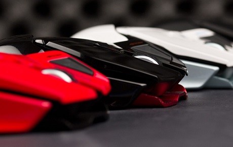 3 souris de coloris blanc rouge et noir alignées sur une table