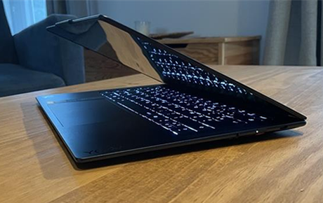 Le Lenovo Yoga Slim 7x entrouvert sur une table en bois