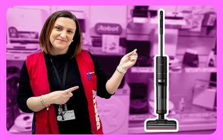Une vendeuse Darty montre un aspirateur balai situé sur sa gauche