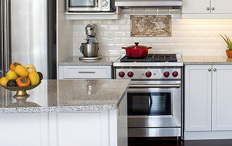 une cuisinière en inox dans une cuisine moderne blanche