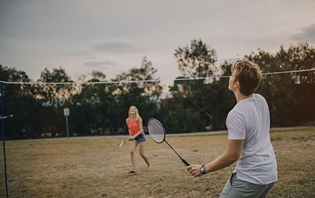 Un couple jouant au badminton dans un parc