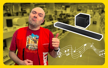 UN vendeur Darty montre une barre de son située sur sa gauche