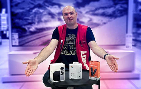 Un vendeur darty devant plusieurs passerelles multimedia exposées